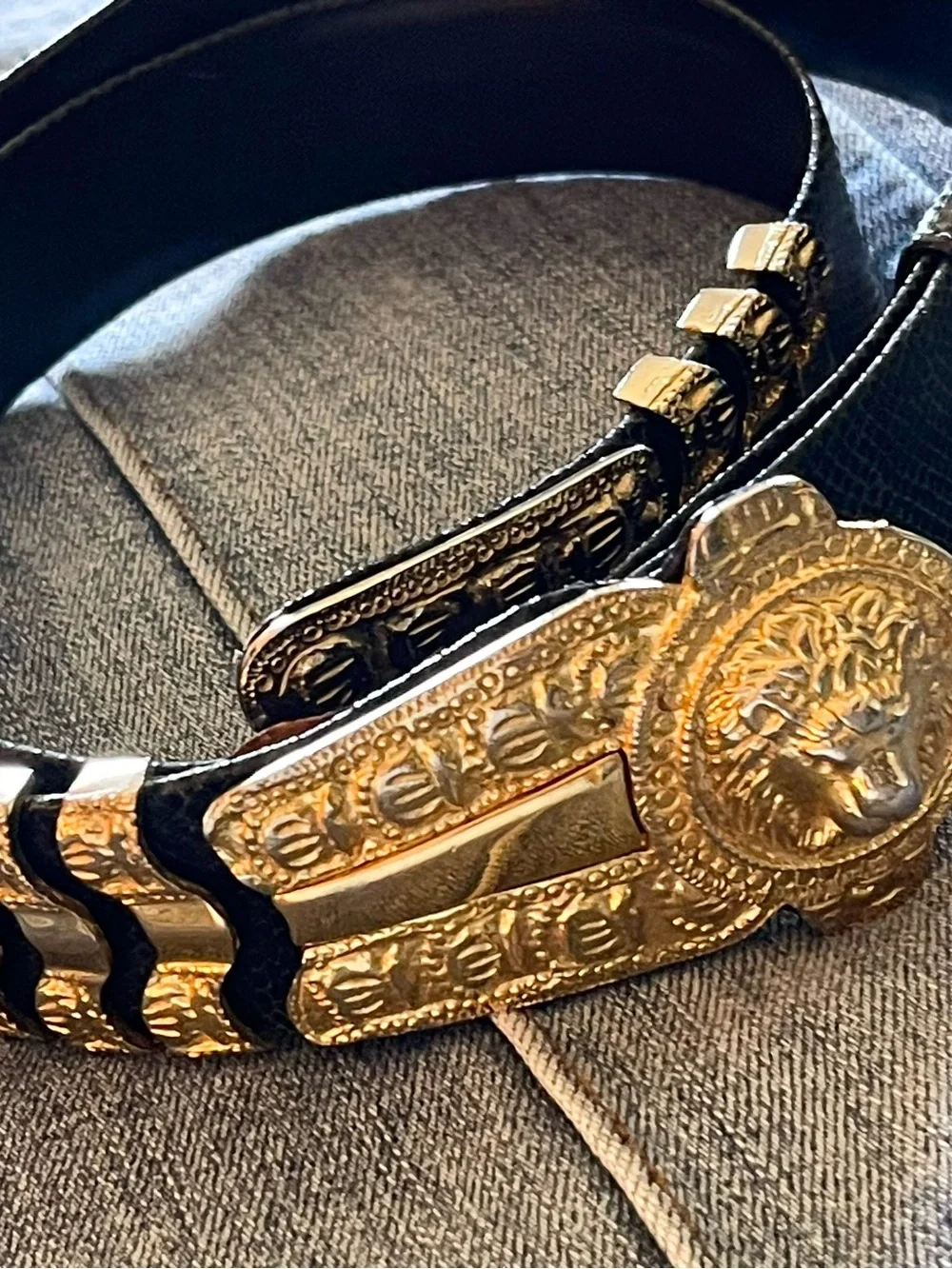 Vintage Judith Leiber Black Belt with Ornate Gold Lion Head Buckle - Picture 5 of 8